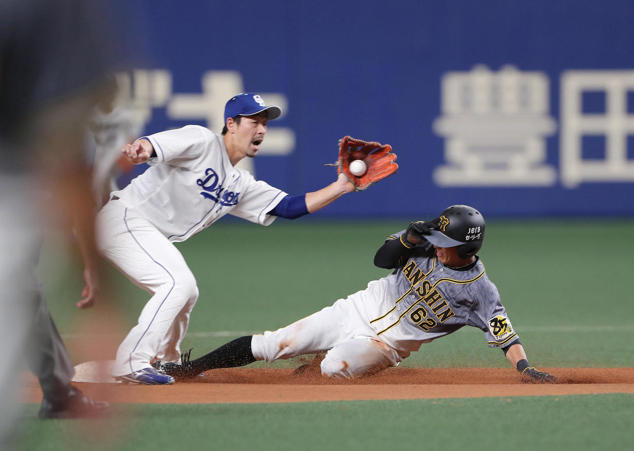 中日対阪神　8回表阪神無死一塁、二盗を決める植田（撮影・前田充）