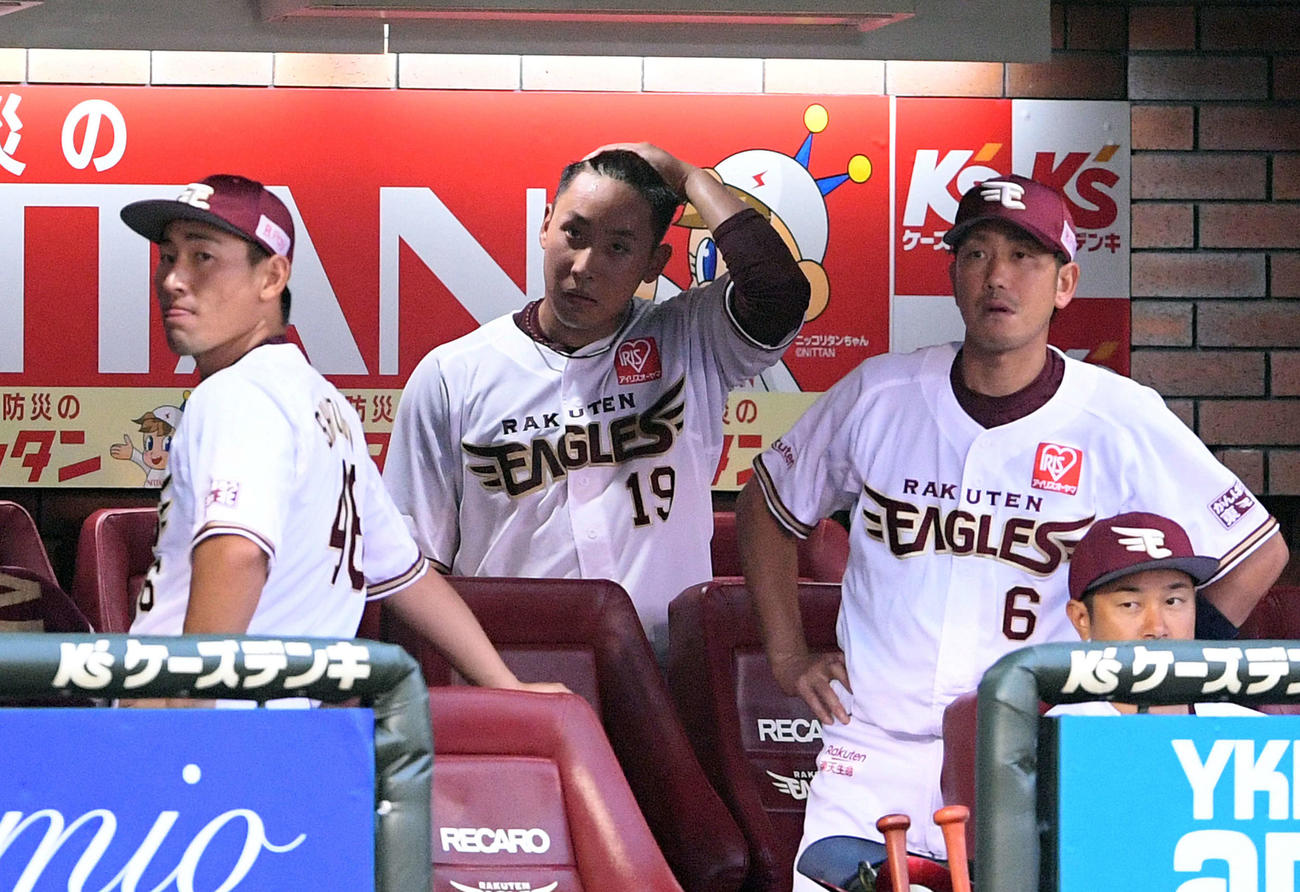 楽天対オリックス　1回表オリックス無死二塁、大城に頭部死球の危険球で退場となった藤平（中央）（撮影・滝沢徹郎）