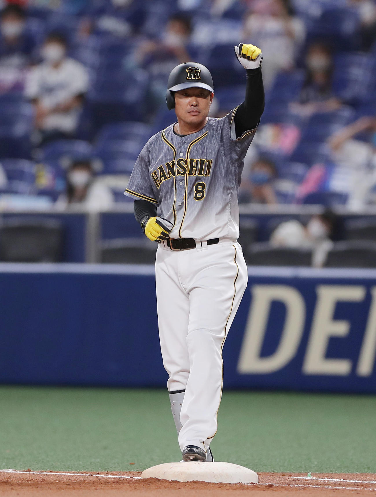 中日対阪神　8回表阪神2死一、二塁、同点適時打を放ちガッツポーズする福留（撮影・前田充）
