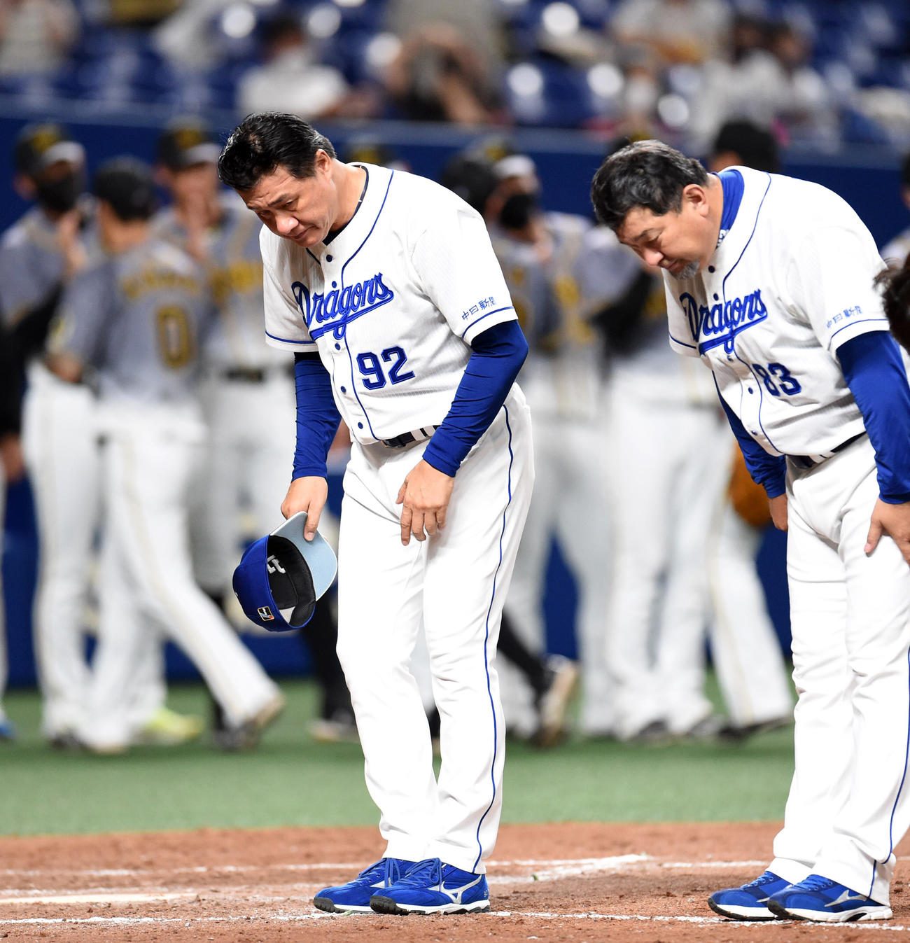 試合終了後、客席に頭を下げる与田剛監督（撮影・森本幸一）