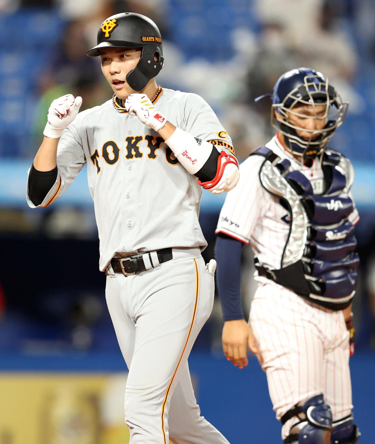 ヤクルト対巨人　4回表巨人1死二塁、2点本塁打を放つ坂本（撮影・狩俣裕三）