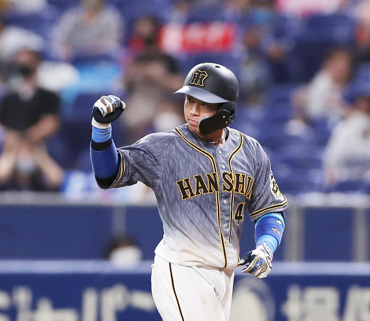 8回表阪神2死一、三塁、勝ち越し適時打を放ちガッツポーズする梅野（撮影・前田充）