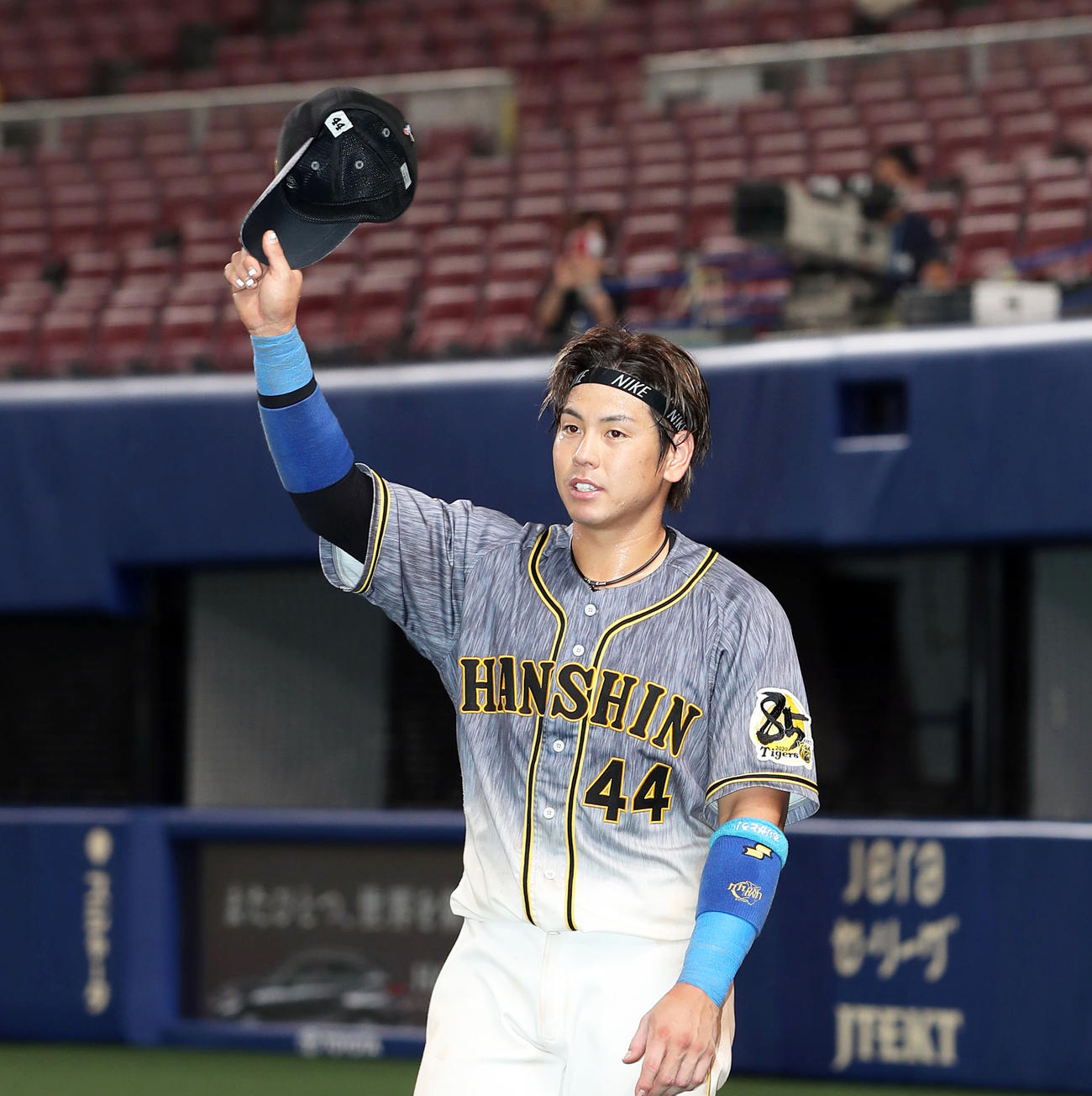 ヒーローインタビューを終えファンの声援に応える梅野（撮影・前田充）