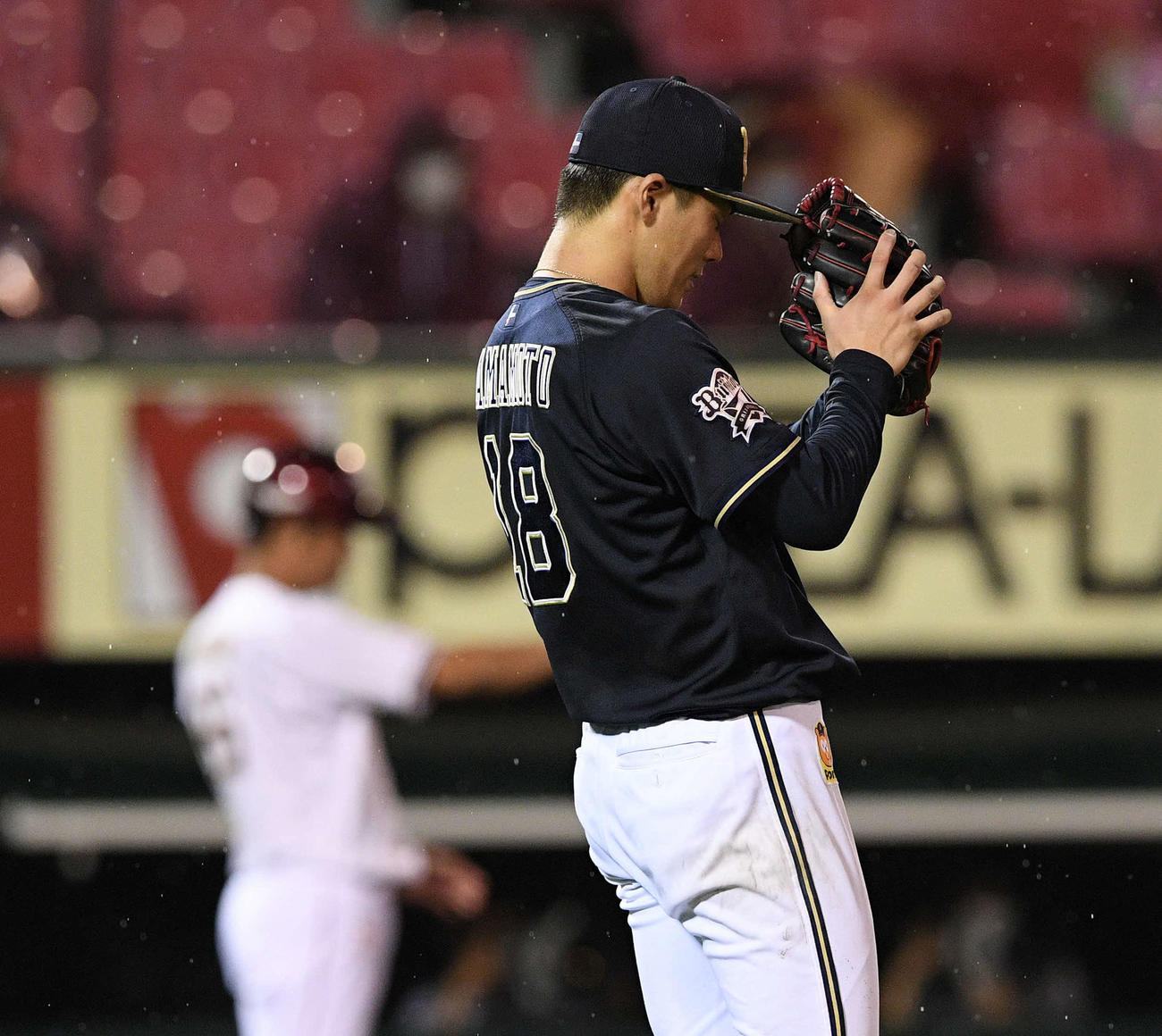 楽天対オリックス　6回裏楽天2死満塁、鈴木大を右飛に打ち取った山本は小さくグラブをたたく（撮影・滝沢徹郎）