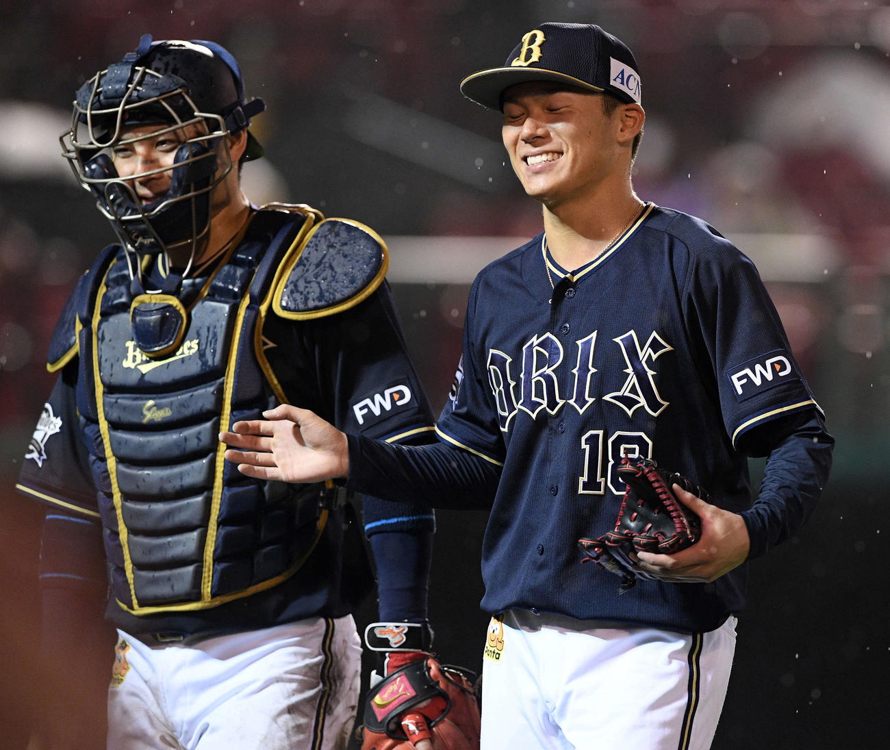 楽天対オリックス　6回裏楽天2死満塁、鈴木大を右飛に打ち取った山本（右）は苦笑いで若月と引き揚げる（撮影・滝沢徹郎）