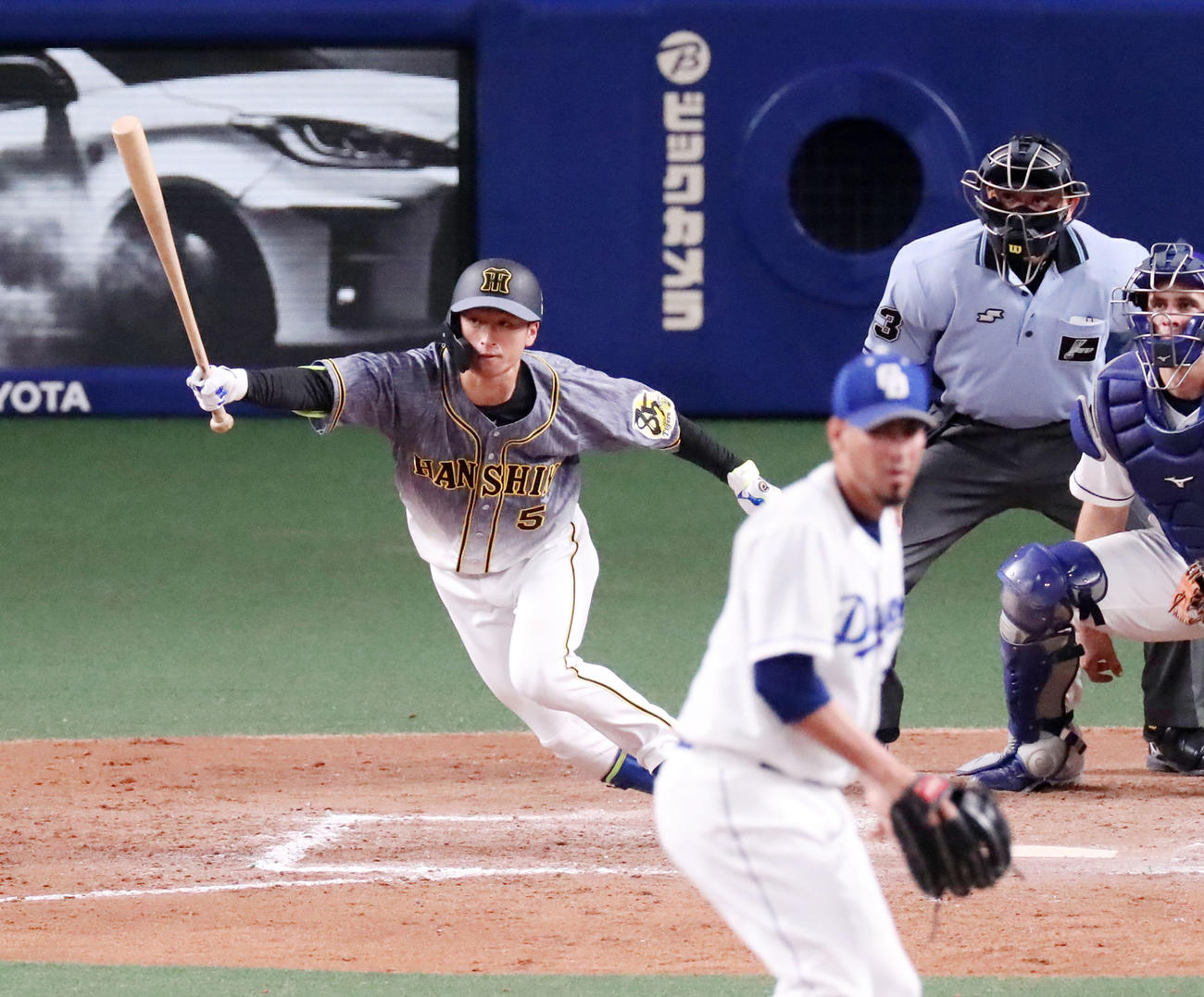 8回表阪神2死一、二塁、近本は右前適時打を放つ（撮影・加藤哉）