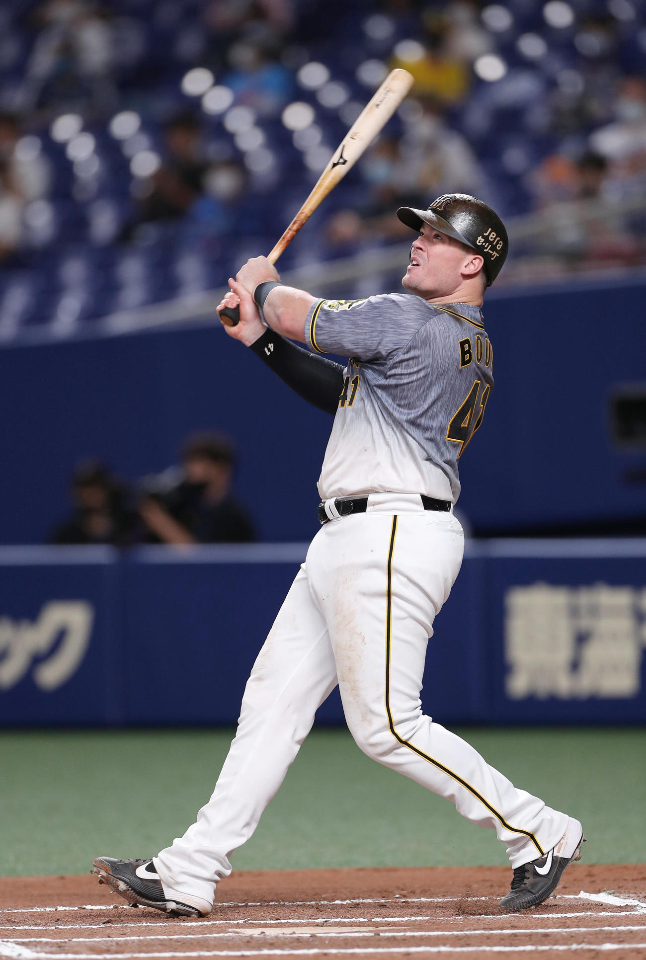 中日対阪神　6回表阪神2死、左越え本塁打を放つボーア（撮影・前田充）