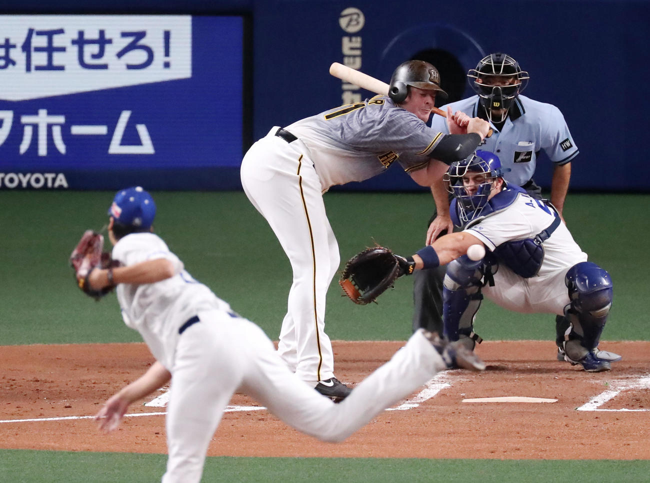 中日対阪神　2回表阪神1死ボーアは死球を受け出塁する（撮影・加藤哉）