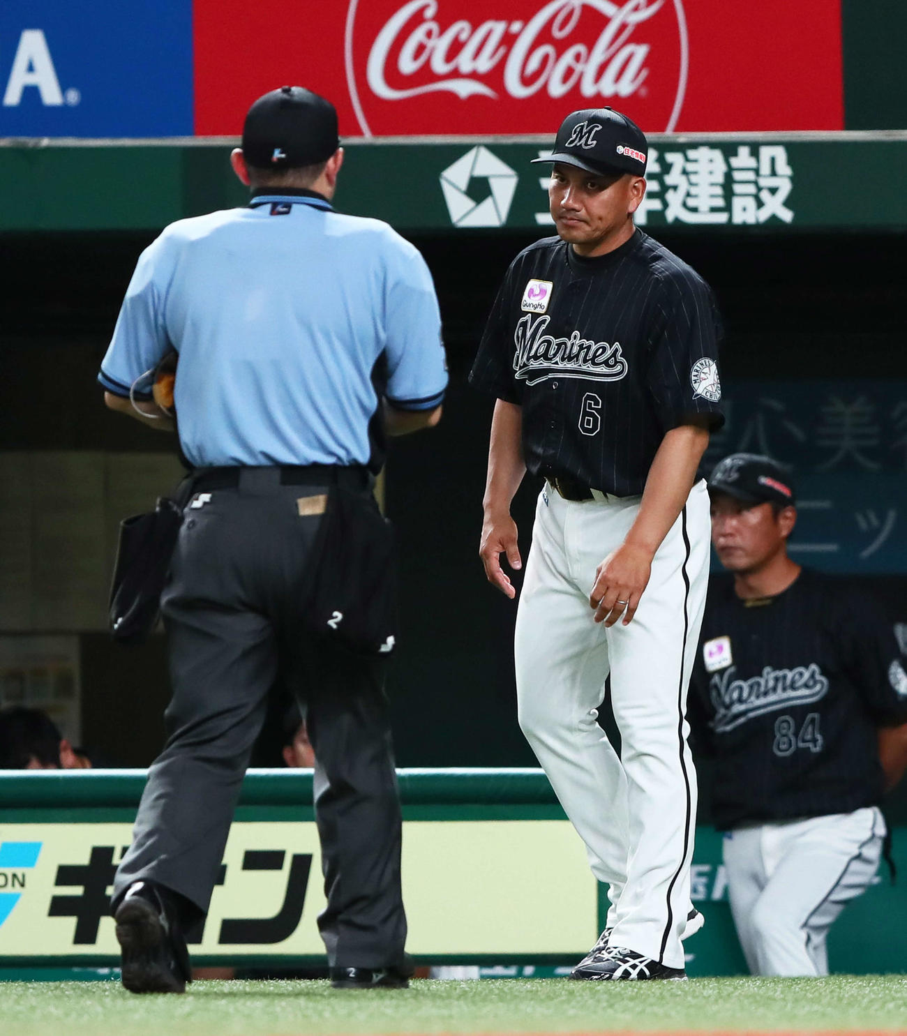 西武対ロッテ　投手交代を告げるロッテ井口監督（撮影・足立雅史）