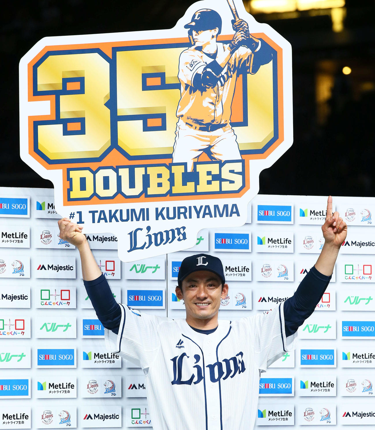 西武対ロッテ　2回に通算350二塁打を達成し、さらに6回に勝ち越しの適時二塁打を放った栗山は左手で「プラス1」のポーズ（撮影・足立雅史）