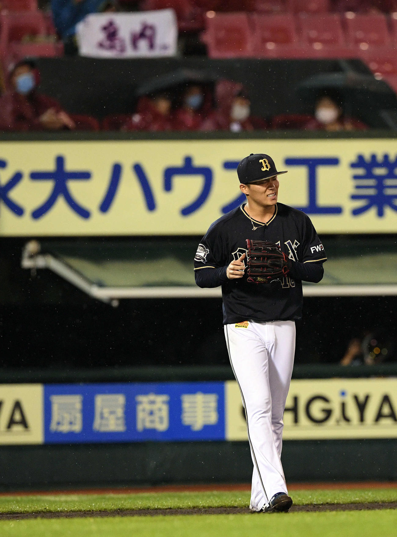 楽天対オリックス　5回裏楽天2死一、三塁、島内に同点の中前適時打を許し厳しい表情の山本（撮影・滝沢徹郎）