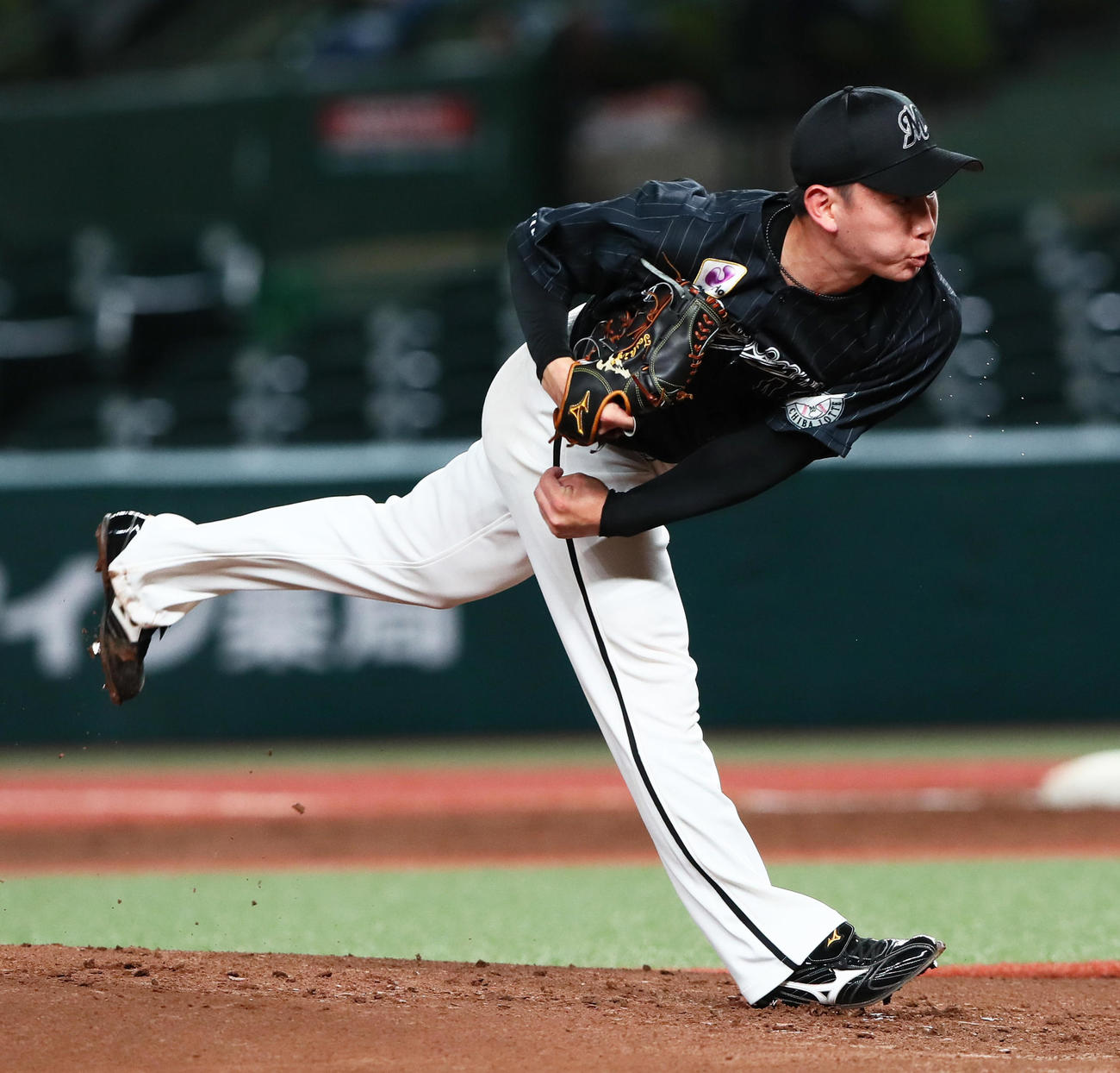 西武対ロッテ　ロッテ先発の中村稔（撮影・足立雅史）