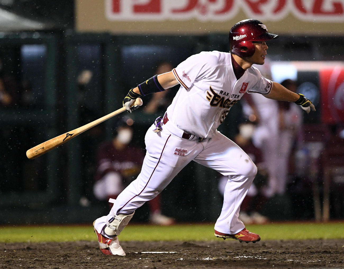 楽天対オリックス　5回裏楽天2死一、三塁、島内は同点の中前適時打を放つ（撮影・滝沢徹郎）