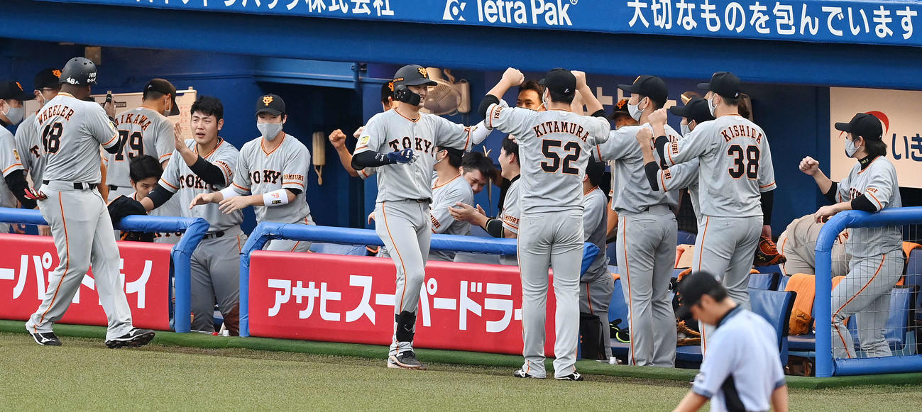 ヤクルト対巨人　1回表巨人2死二塁、左越え2点本塁打を放った吉川尚（中央）はナインとエアハイタッチ（撮影・鈴木みどり）