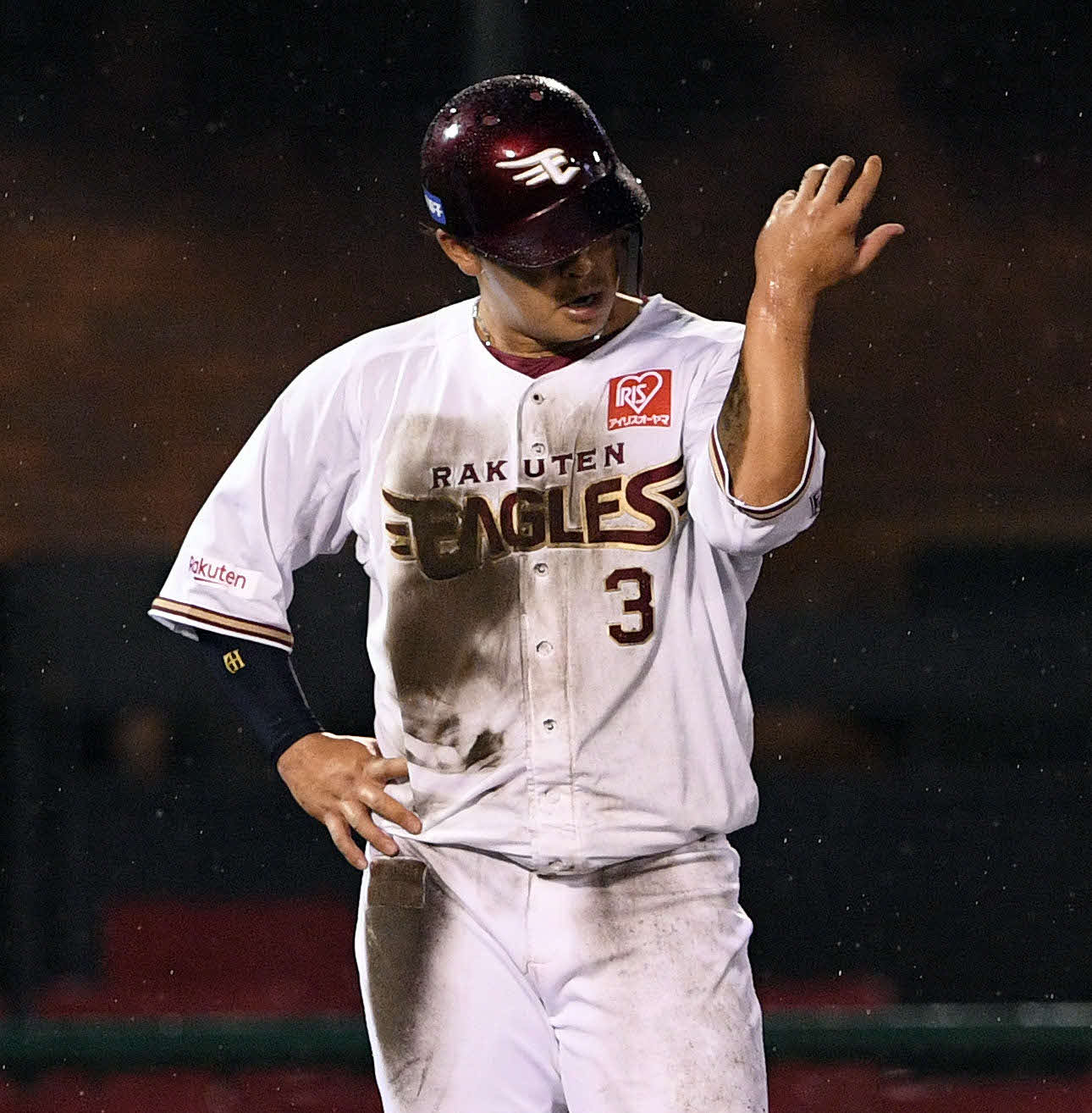 楽天対オリックス　5回裏楽天2死一、三塁、島内の同点の中前適時打で三進した浅村は泥だらけの腕を見つめる（撮影・滝沢徹郎）