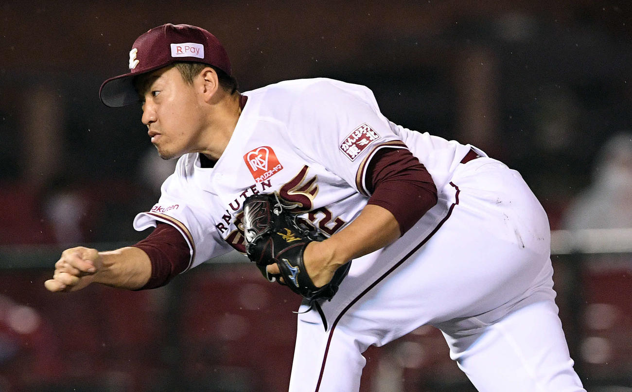 楽天対オリックス　楽天6番手で登板し勝利投手の牧田（撮影・滝沢徹郎）