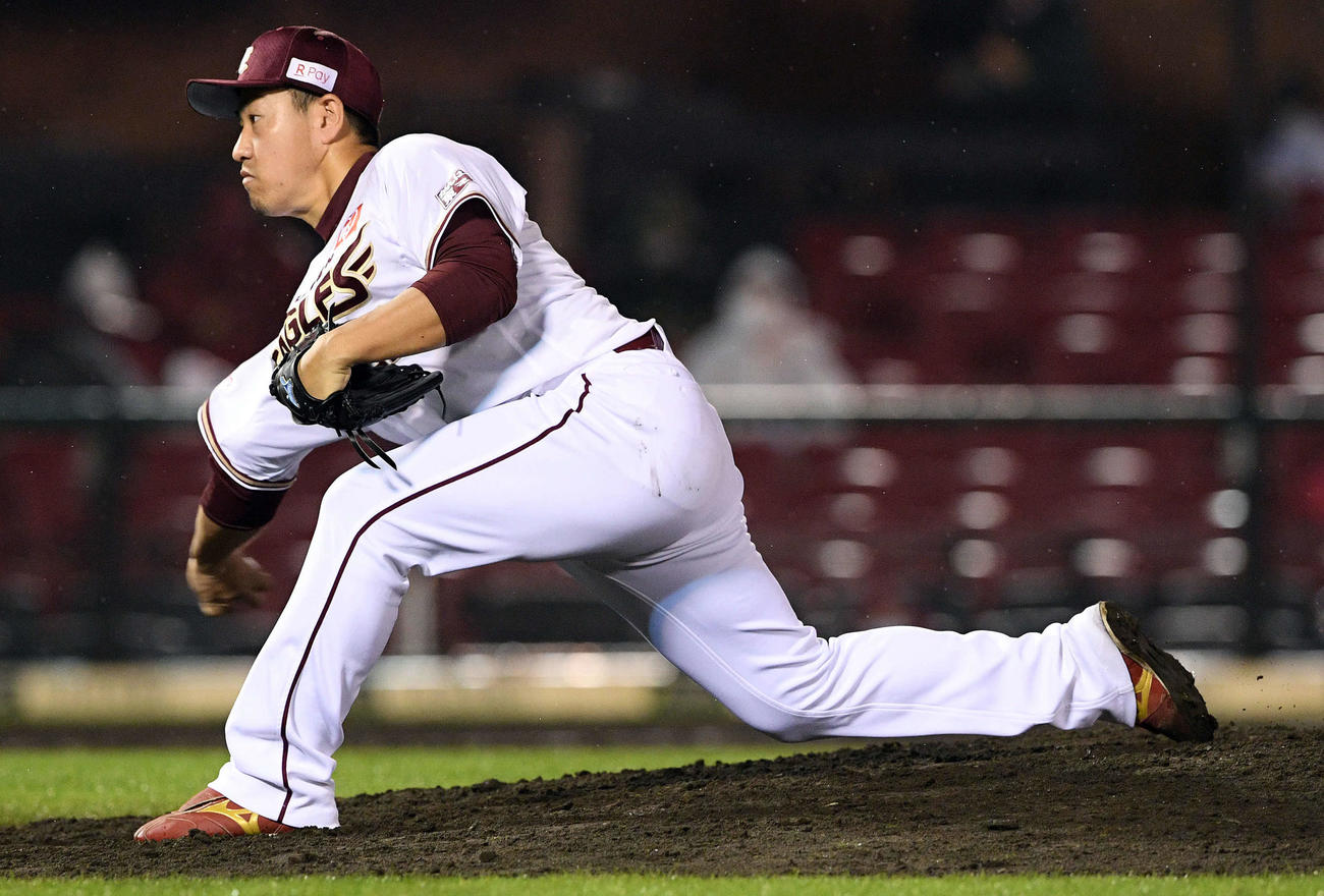 楽天対オリックス　楽天6番手で登板し勝利投手の牧田（撮影・滝沢徹郎）