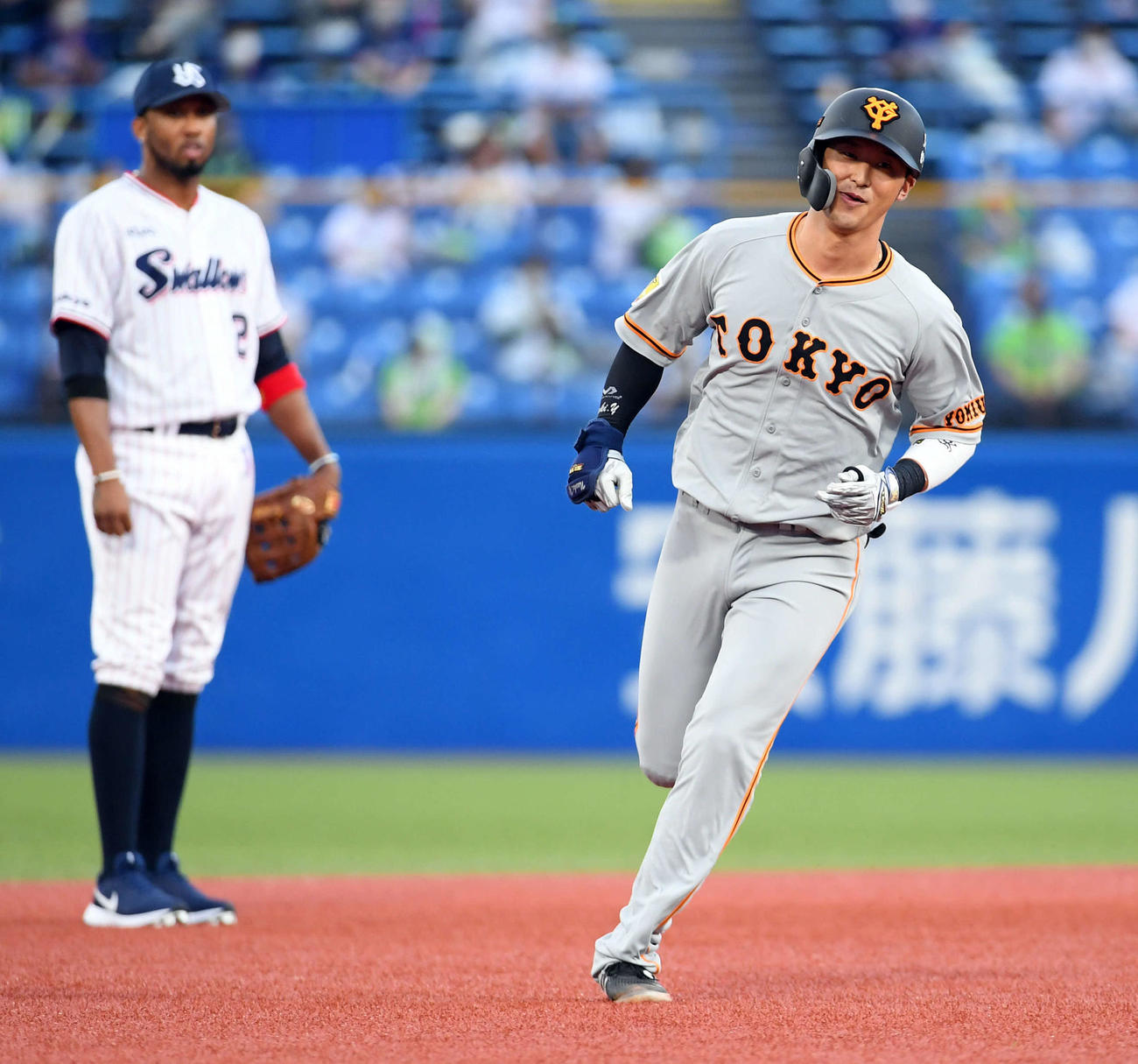 ヤクルト対巨人　1回表巨人2死二塁、左越えに2点本塁打を放ち、塁を回る吉川尚（撮影・たえ見朱実）