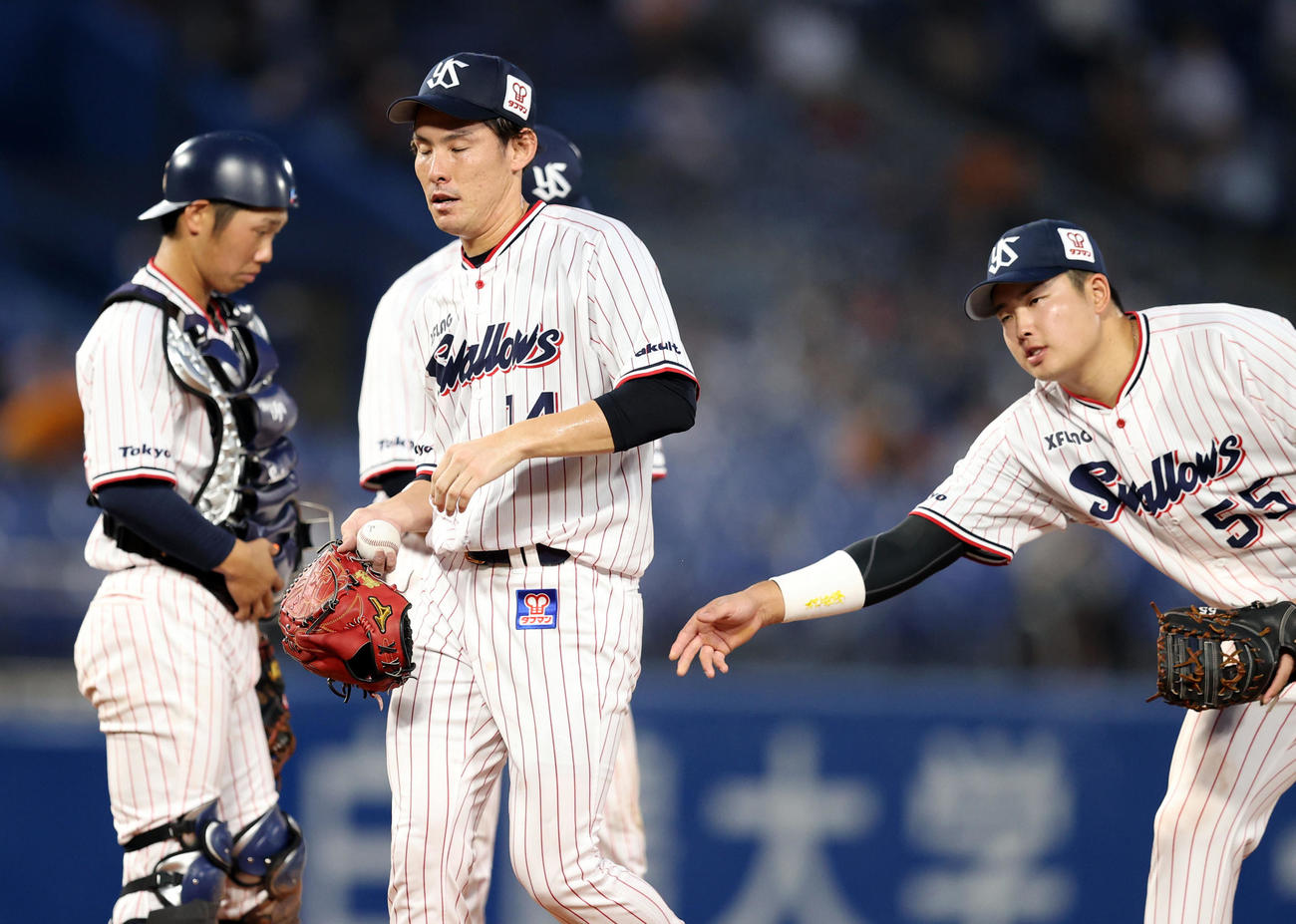 ヤクルト対巨人　3回表途中、降板し、悔しい表情を見せる高梨（撮影・狩俣裕三）