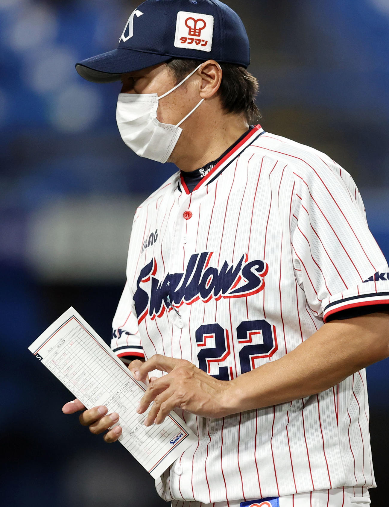 ヤクルト対巨人　スコアを持ちながら、交代を告げベンチに戻る高津監督（撮影・狩俣裕三）