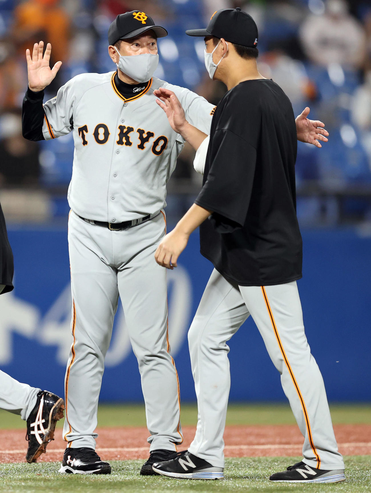 ヤクルト対巨人　試合後、桜井（右）をねぎらう原監督（撮影・狩俣裕三）