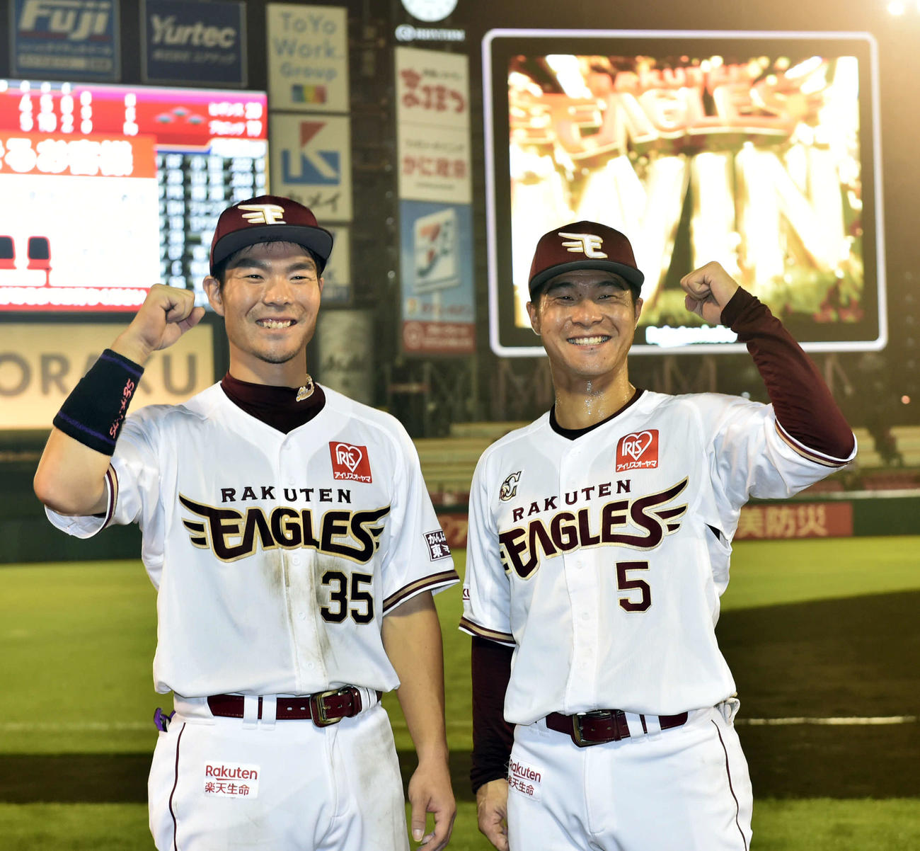 楽天対オリックス　ヒーローインタビューを終え笑顔でポーズを決める楽天茂木（右）と島内（撮影・滝沢徹郎）