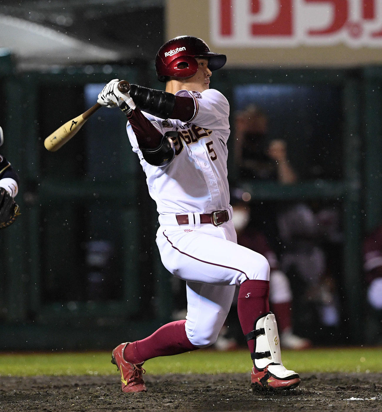 楽天対オリックス　8回裏楽天無死一塁、茂木は右翼に勝ち越しの適時三塁打を放つ（撮影・滝沢徹郎）