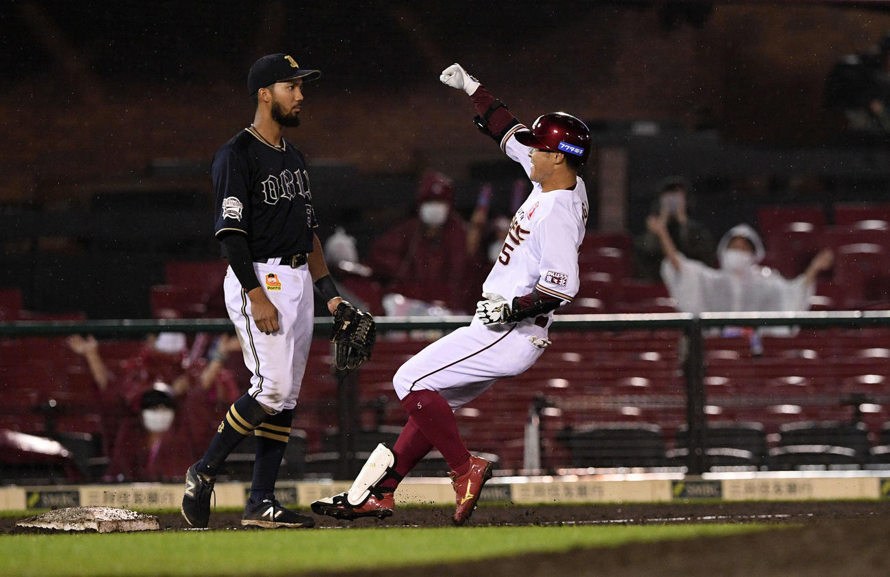 楽天対オリックス　8回裏楽天無死一塁、右翼に勝ち越しの適時三塁打を放った茂木（右）はベンチへガッツポーズする。三塁手宗（撮影・滝沢徹郎）