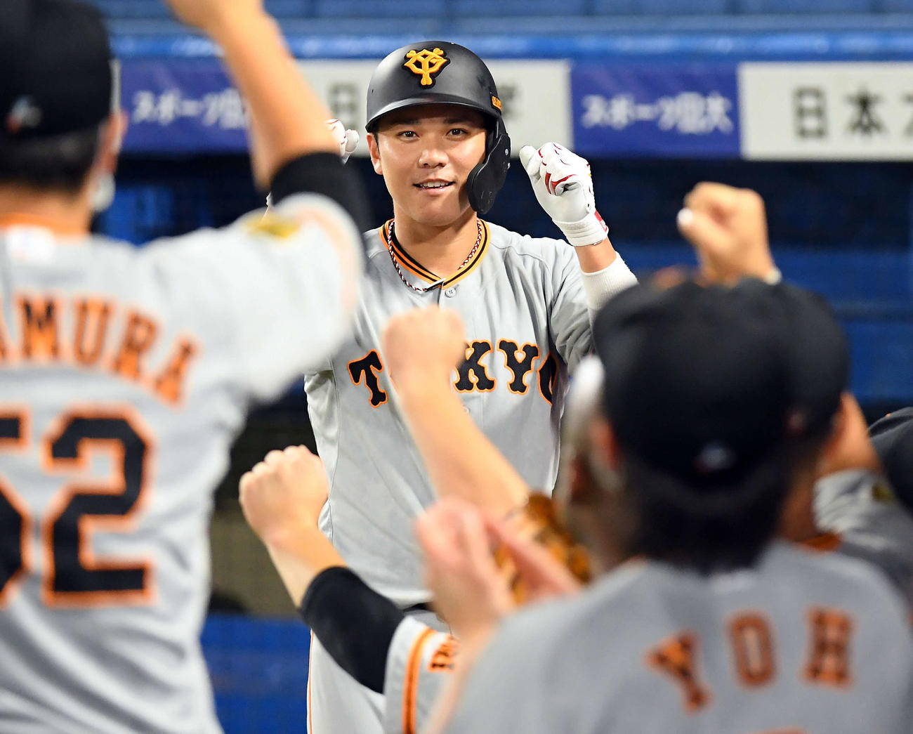 ヤクルト対巨人　4回表巨人1死二塁、右越えに4号2点本塁打を放ち、ベンチでポーズを決める坂本（撮影・たえ見朱実）