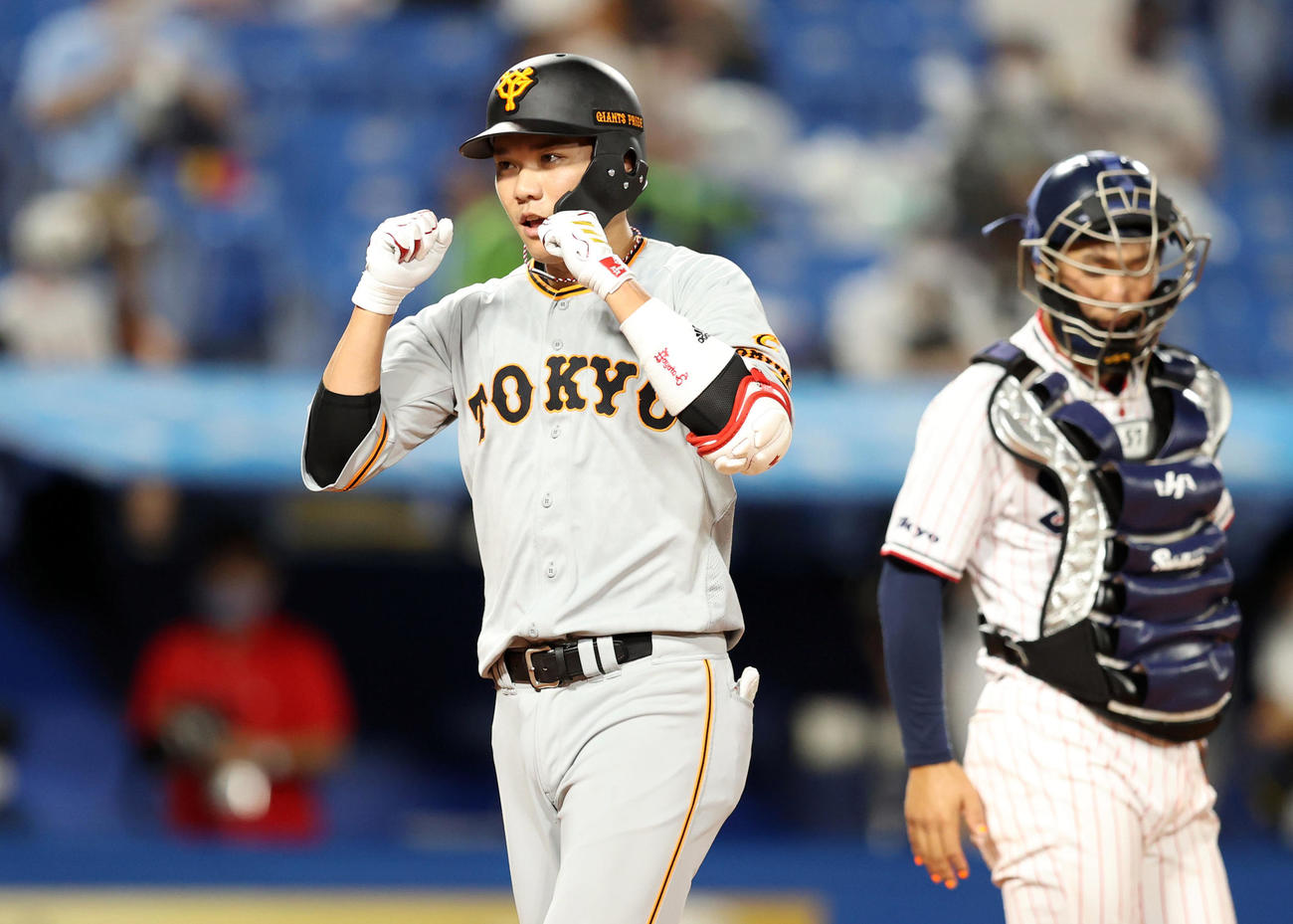 ヤクルト対巨人　4回表巨人1死二塁、2点本塁打を放つ坂本（撮影・狩俣裕三）