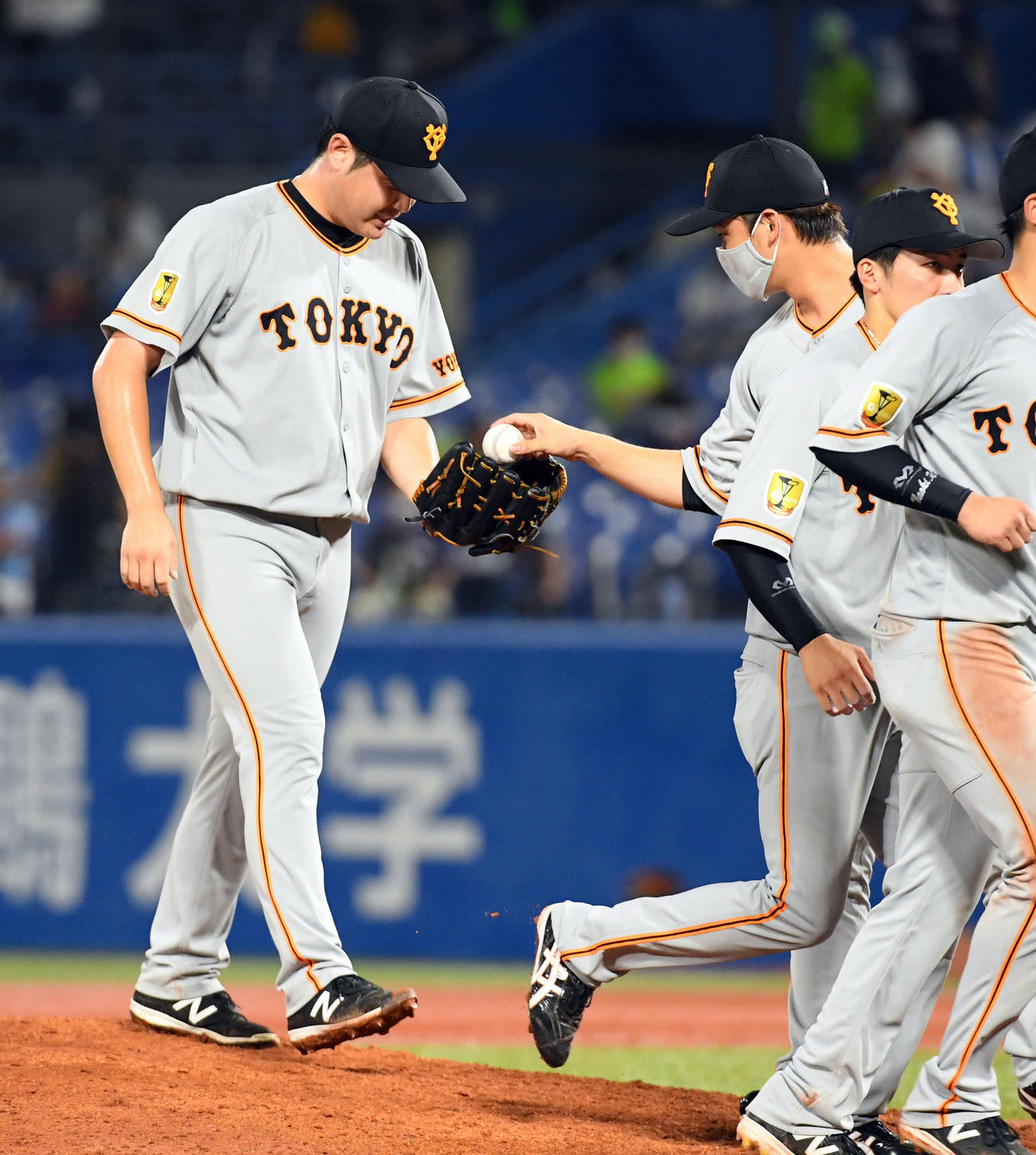 ヤクルト対巨人　試合終了後、石川からウイニングボールをもらう田中豊（撮影・たえ見朱実）