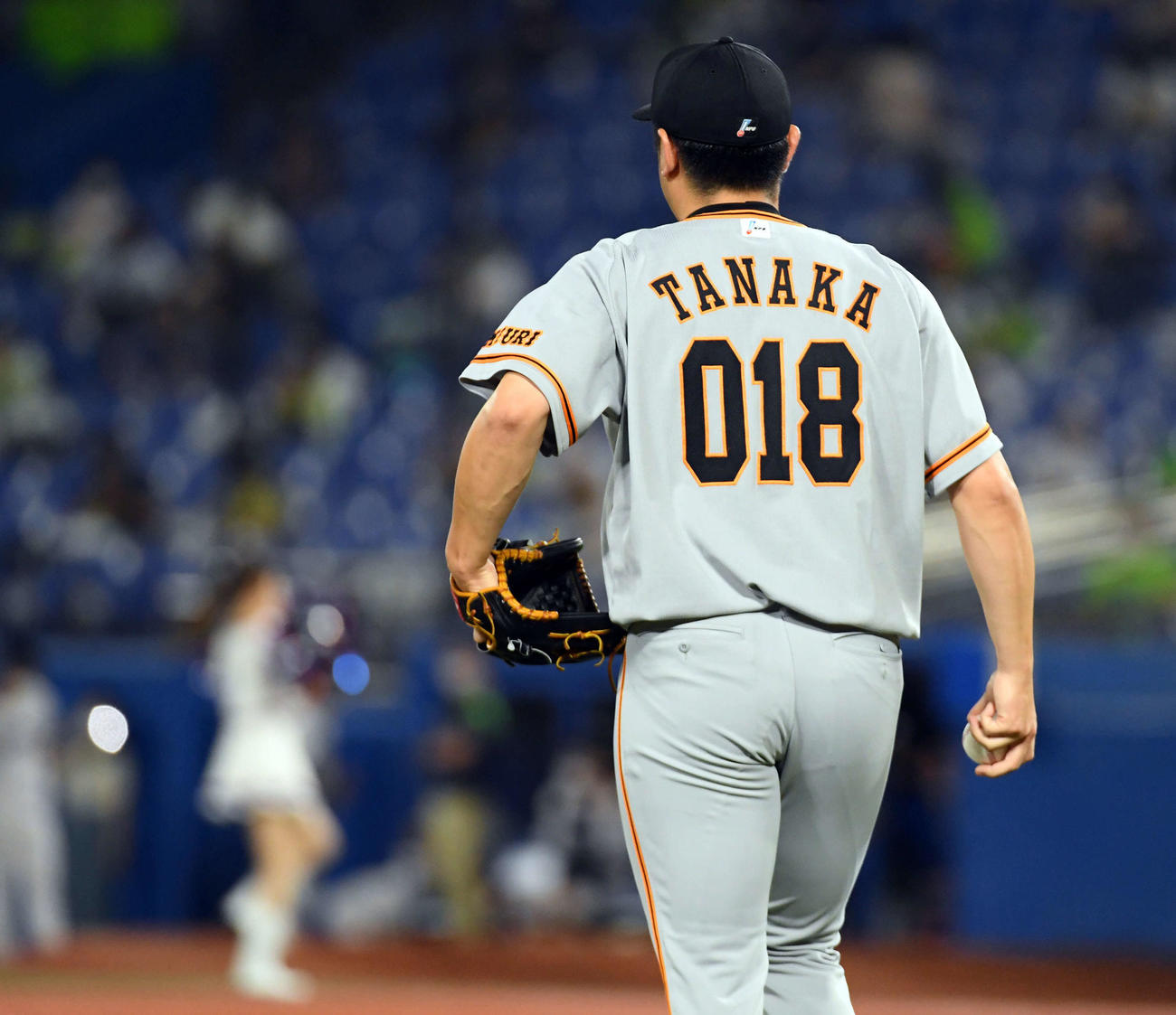 ヤクルト対巨人　9回、マウンドに向かう巨人田中豊撮影・たえ見朱実）
