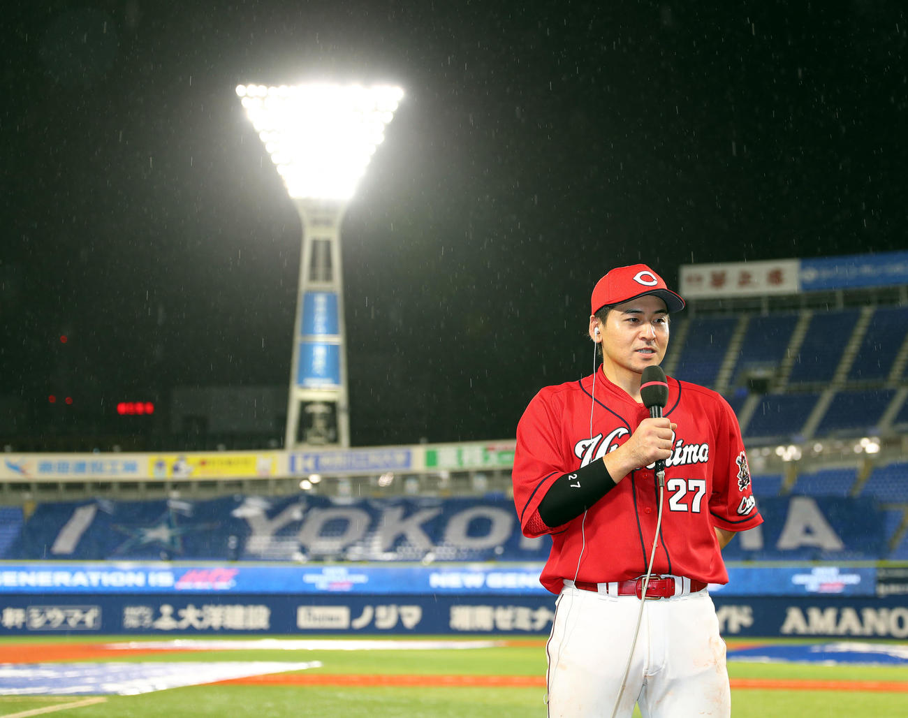 DeNA対広島　ヒーローインタビューに応える広島会沢（撮影・大野祥一）