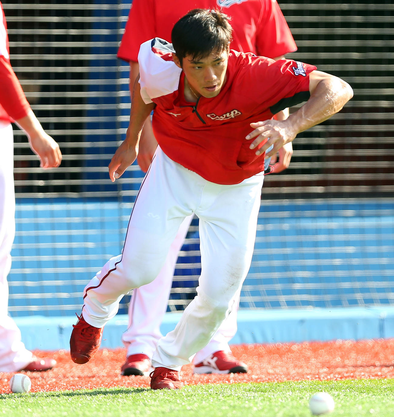 DeNA対広島　試合前、練習に汗を流す広島中村奨（撮影・大野祥一）