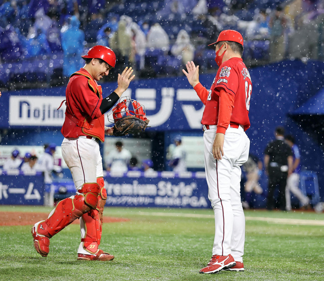 DeNA対広島　広島佐々岡監督（右）と勝利を喜ぶ会沢（撮影・大野祥一）
