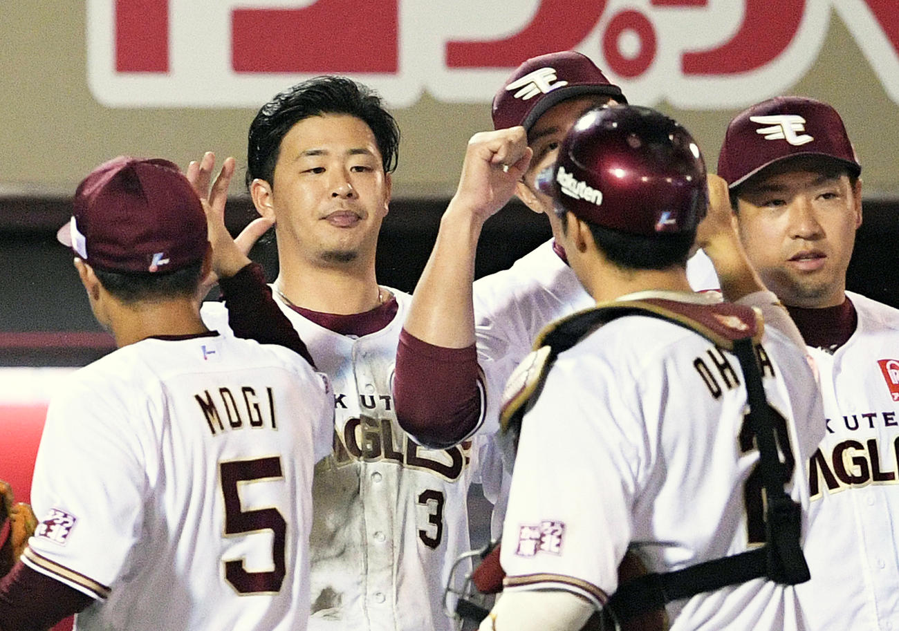 試合後、浅村栄斗（後列左）はナインとエアタッチを交わす（撮影・滝沢徹郎）