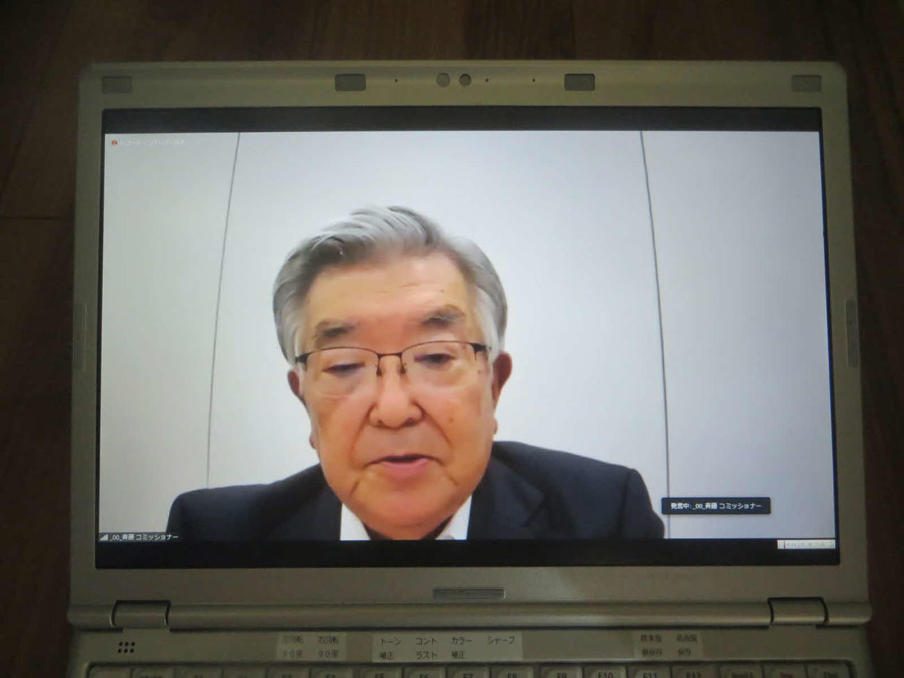新型コロナウイルス対策連絡会議を終えてオンライン会見に臨むNPB斉藤コミッショナー（撮影・山崎安昭）