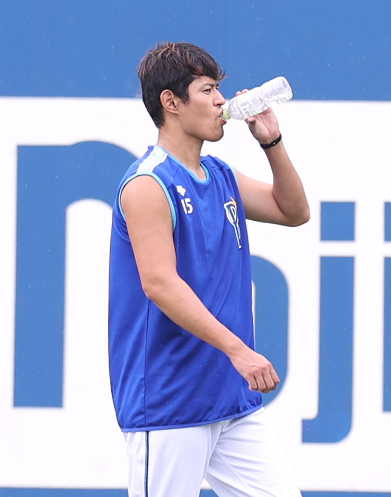 横浜スタジアムでの投手練習で水分補給するDeNA井納（撮影・河野匠）