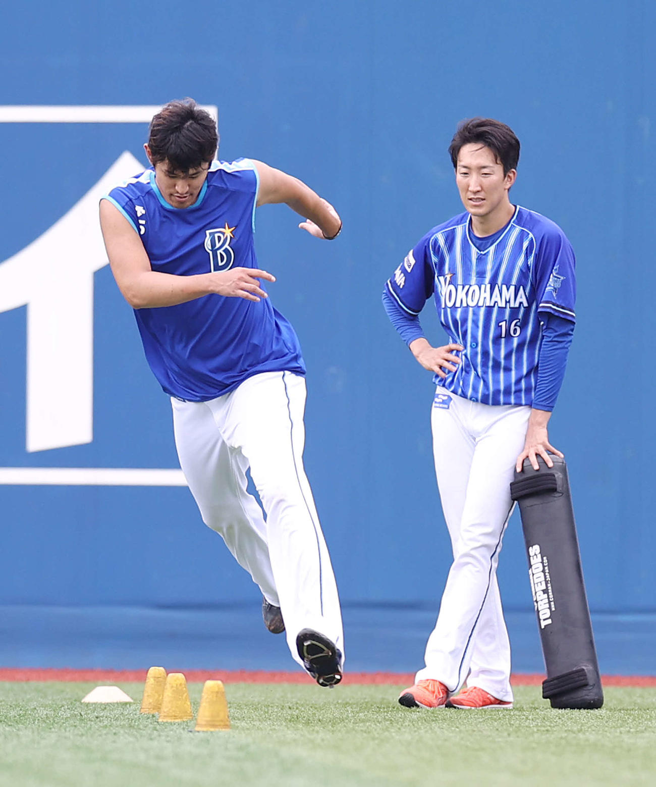 横浜スタジアムでの投手練習で軽快にステップを踏むDeNA井納（左）。右は大貫（撮影・河野匠）