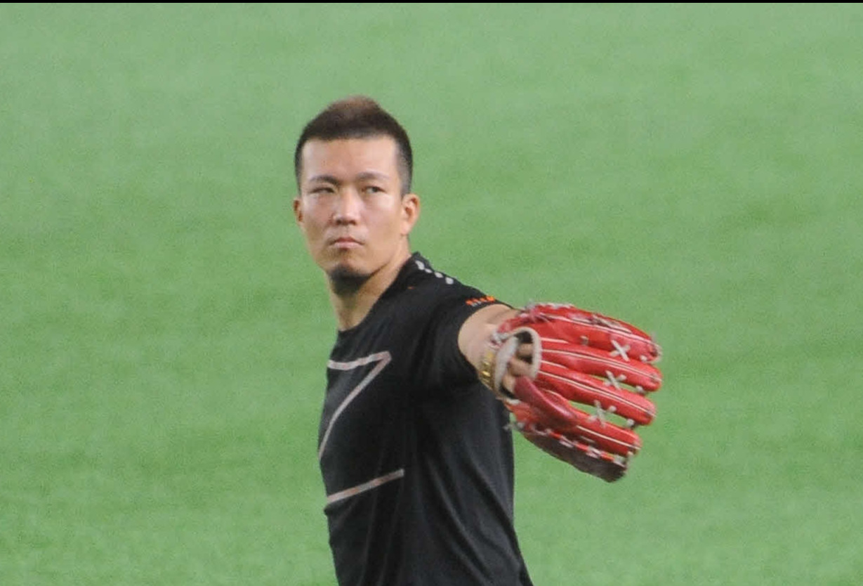 ソフトバンク千賀滉大投手がフォームのチェックをしながらキャッチボールする（撮影・浦田由紀夫）