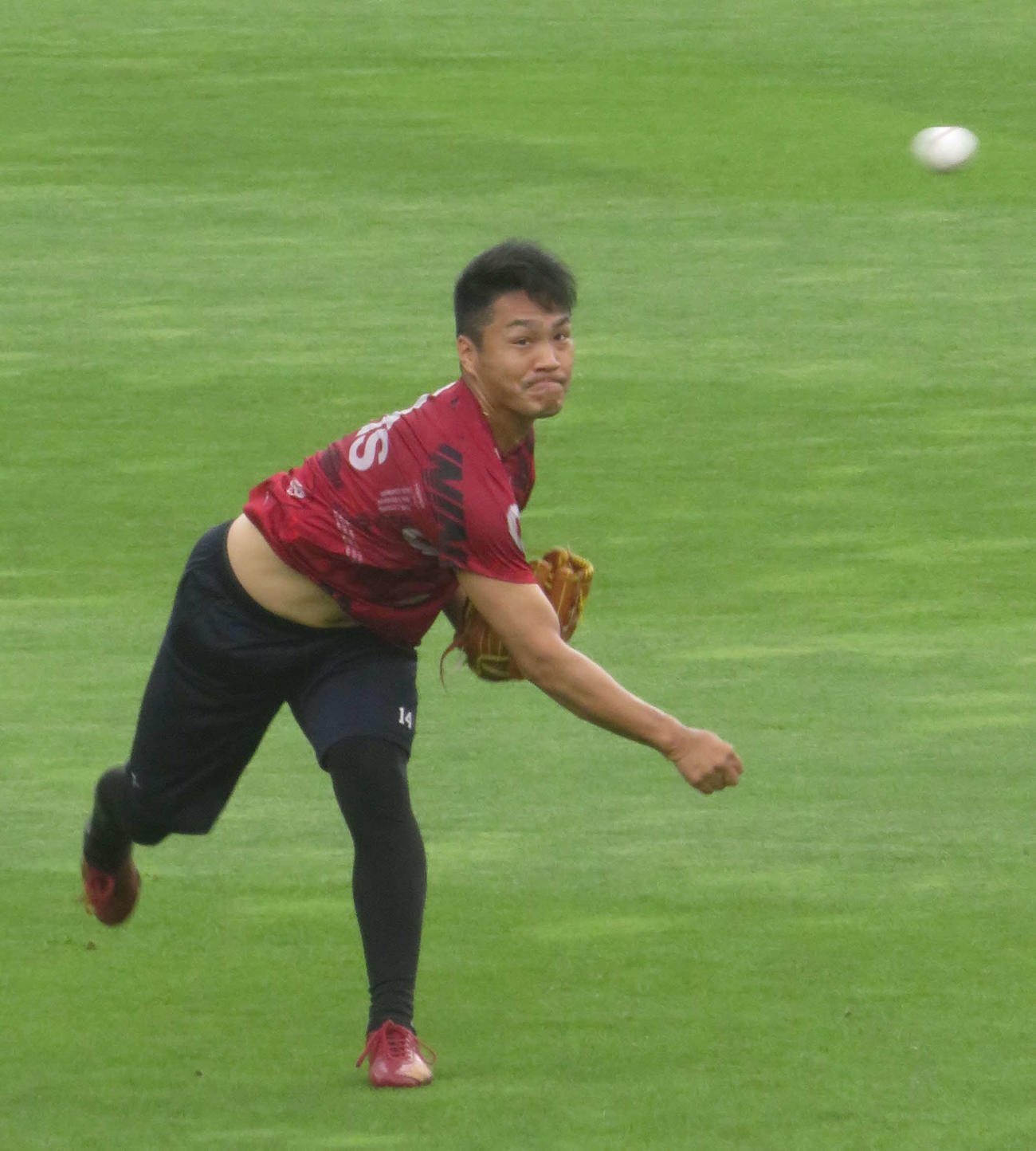 投手練習に参加しキャッチボールを行う楽天則本昂（撮影・桑原幹久）
