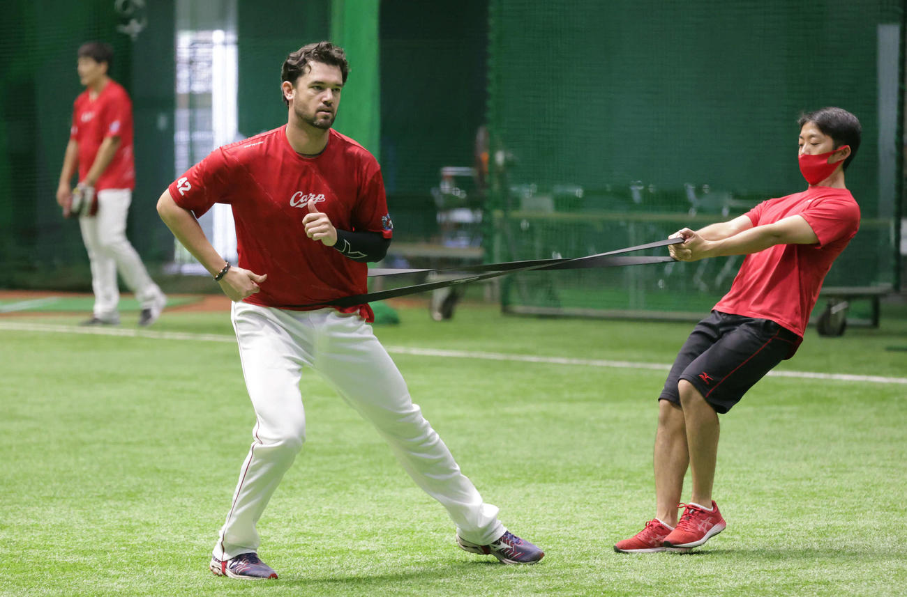 プロ野球広島　投手指名練習　練習するK・ジョンソン（撮影・加藤孝規）