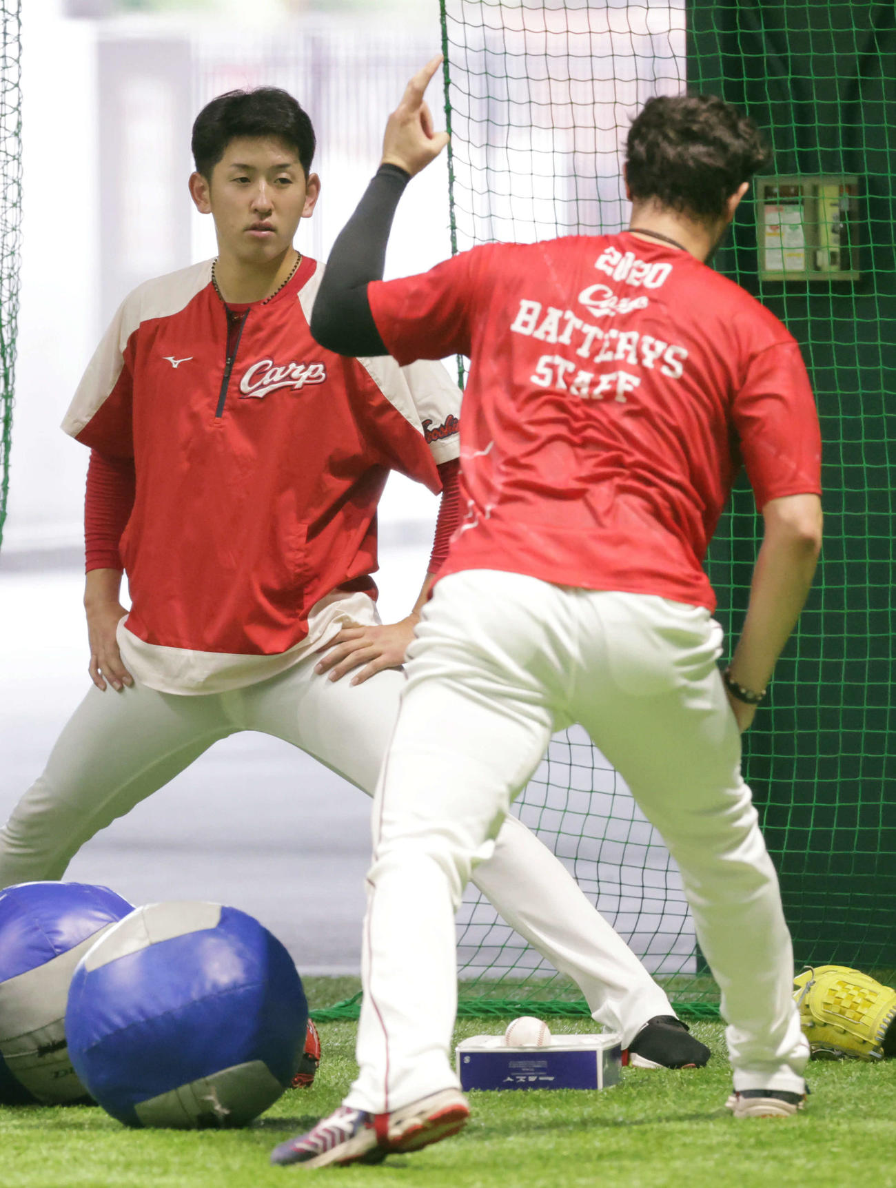 プロ野球広島　投手指名練習　K・ジョンソン（右）からアドバイスを受ける遠藤（左）（撮影・加藤孝規）
