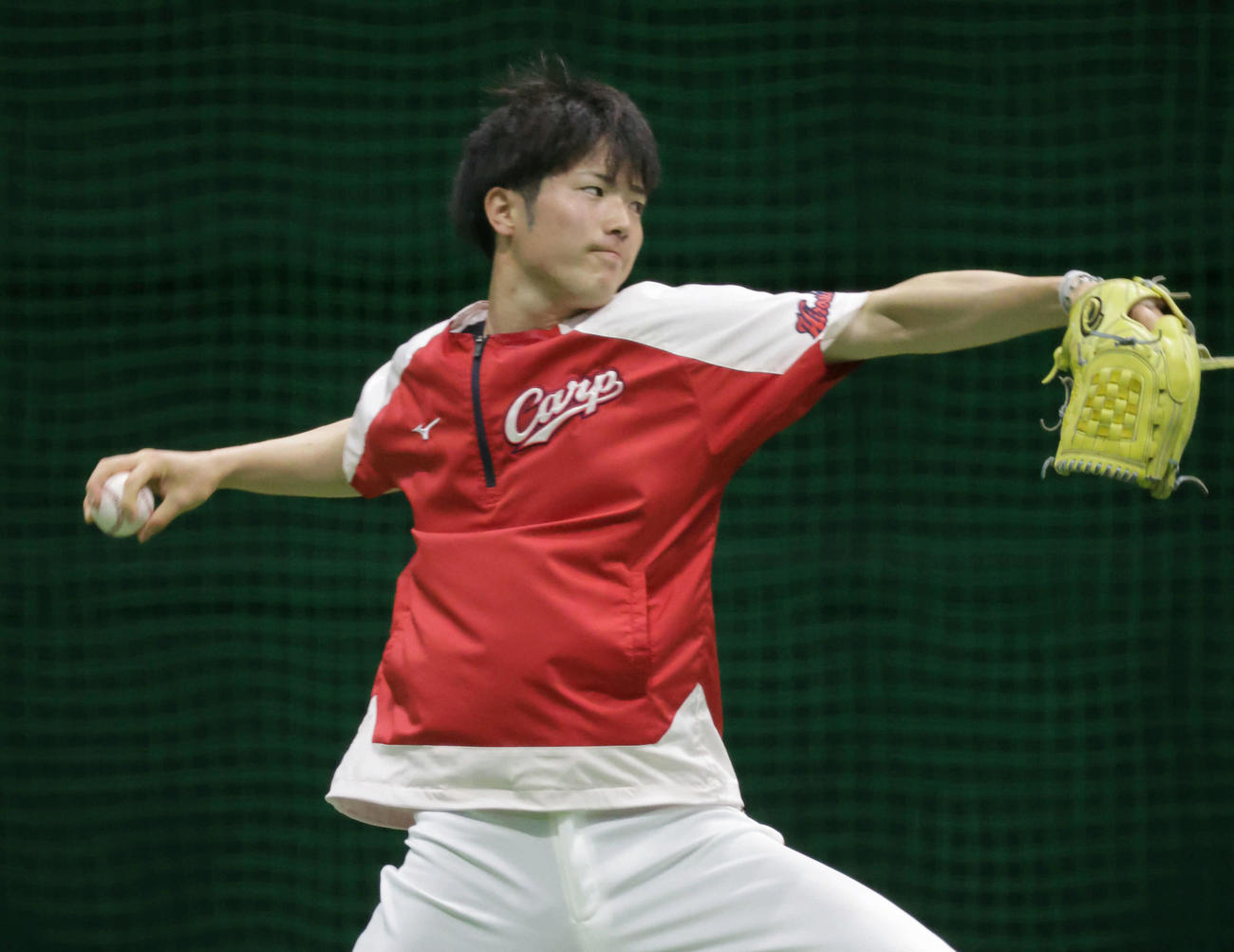 プロ野球広島　投手指名練習　投げ込む森下（撮影・加藤孝規）
