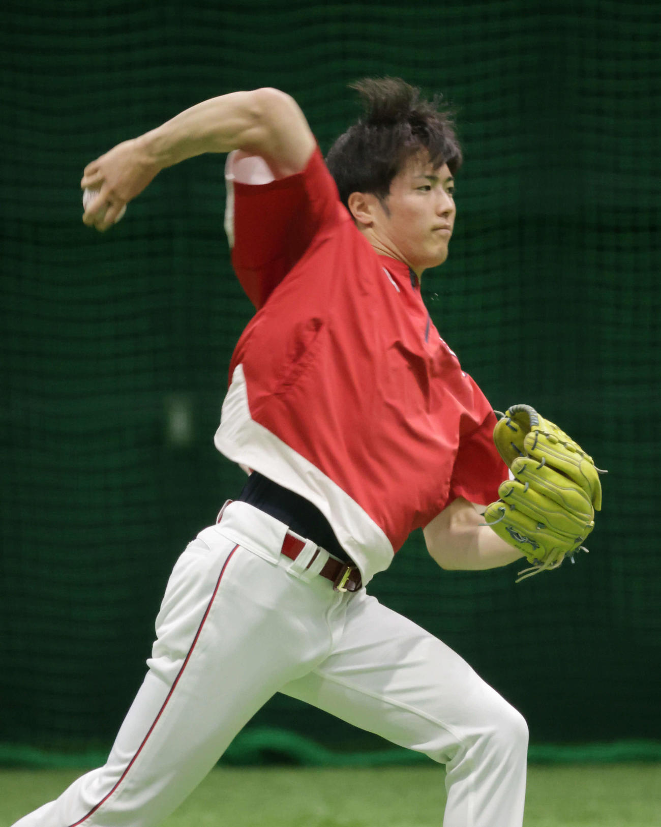 プロ野球広島　投手指名練習　投げ込む森下（撮影・加藤孝規）