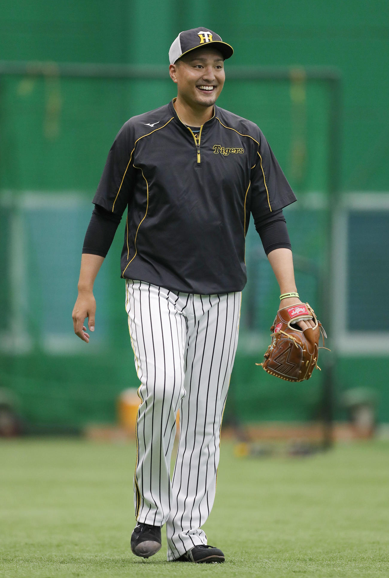 練習中、笑顔を見せる阪神秋山（撮影・前田充）