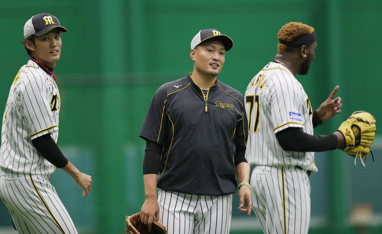 投内連係をする左から阪神藤浪、秋山、ガルシア（撮影・前田充）