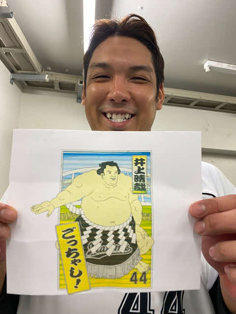 「ごっちゃし！」イラストを手にご満悦のロッテ井上