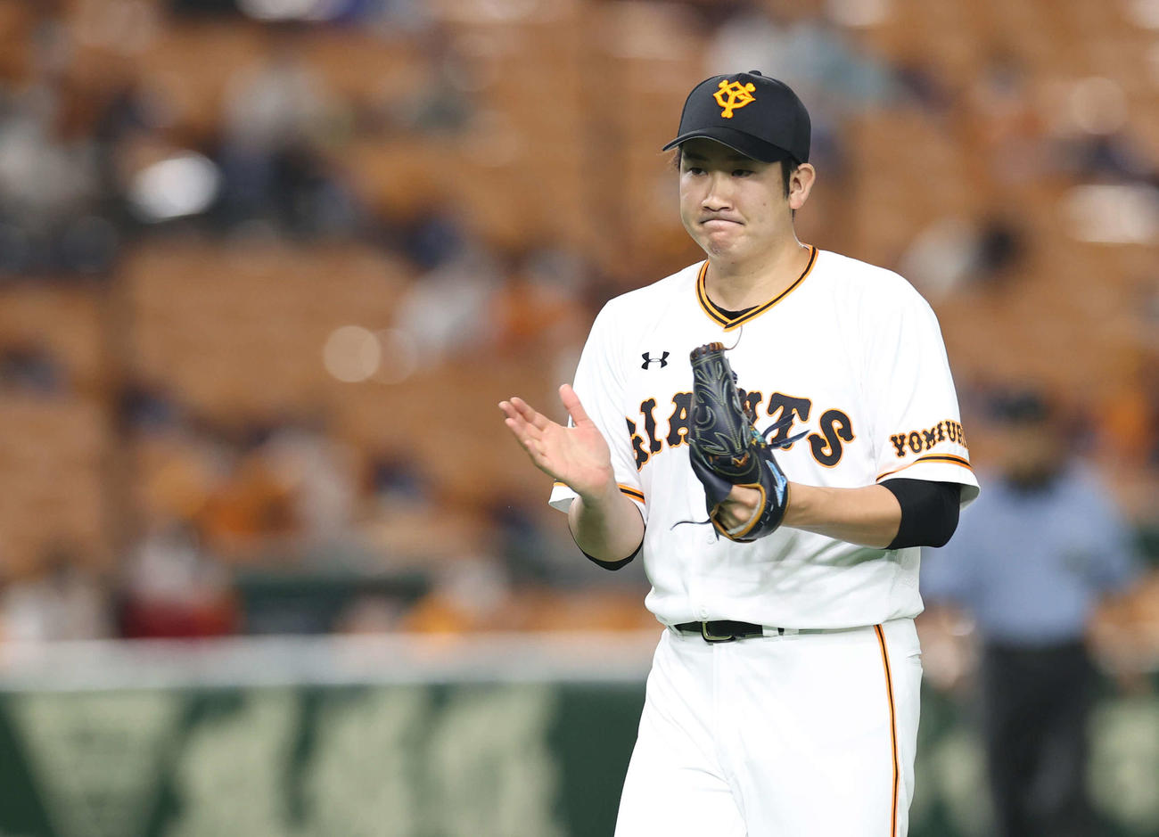 巨人対DeNA　5回表DeNA2死、オースティンを三ゴロに仕留め手をたたく菅野（撮影・河野匠）