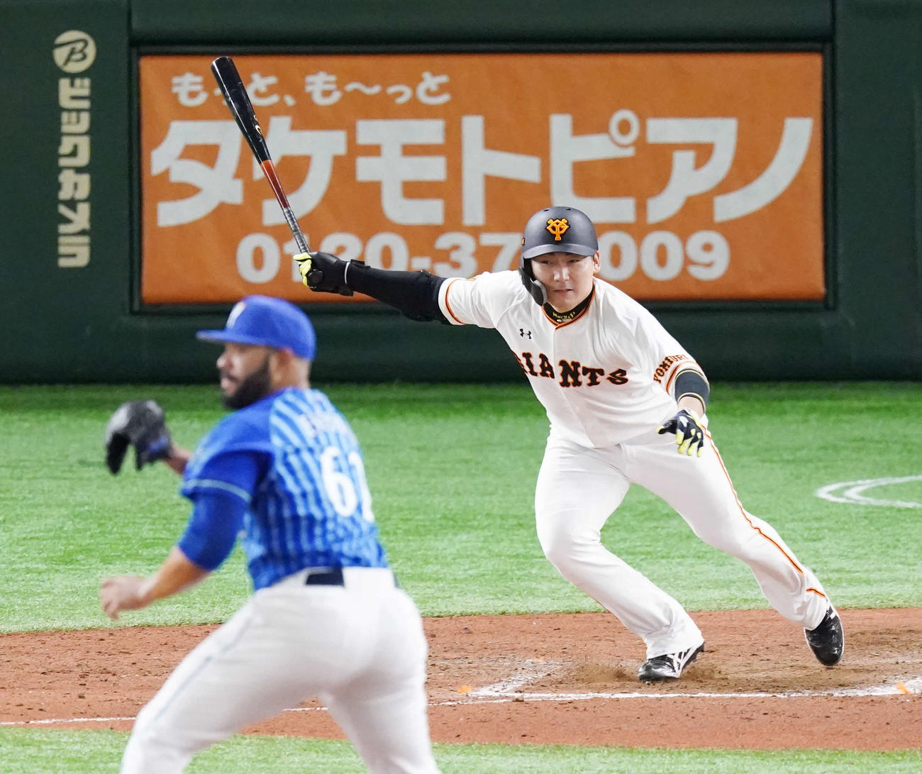 巨人対DeNA　8回裏巨人1死二塁、中前適時打を放つ丸。投手エスコバー（撮影・江口和貴）